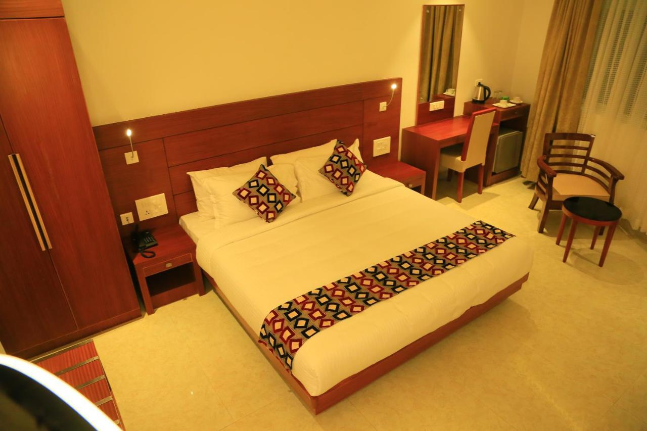 Hotel Victoria International Kattappana Bagian luar foto